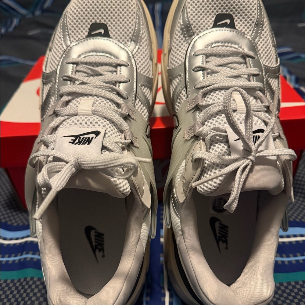 Nike Men’s Silver and White Mesh Trainer Sneakers - Picture 3 of 8